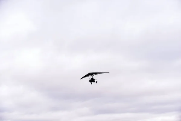 Person fliegt mit Kleinflugzeug in den Horizont — Stockfoto