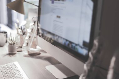 İç mekan ofis masasında büyük bir bilgisayar ekranı bulanıklaştı.