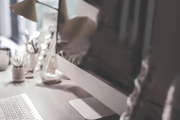 Blurred large computer screen on a home office desk interior eit — Stock Photo, Image