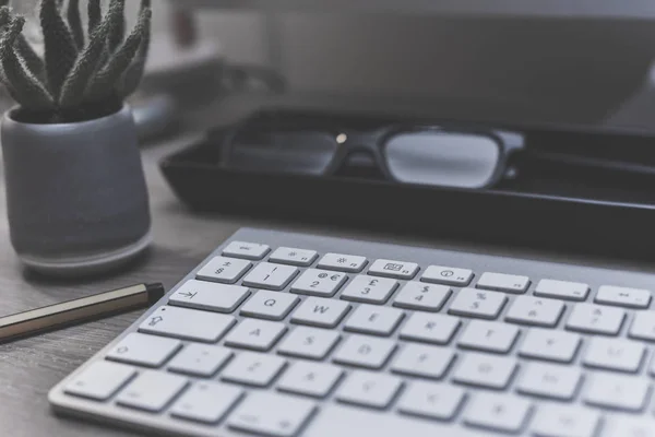 Bureau moderne avec clavier d'ordinateur et objets de bureau — Photo