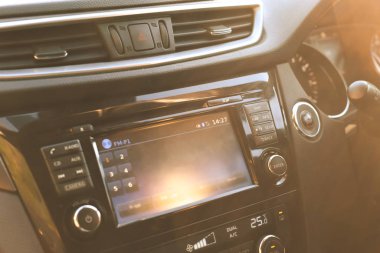 Stee de dahil olmak üzere aracın içini gösteren araç gösterge paneli