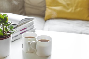 Modern evdeki kahve masası ve sıcak içeceklerle dinlenme yeri.