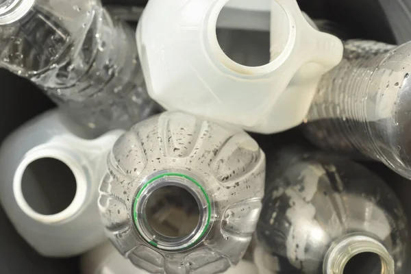 Reciclaje de plástico, botellas y recipientes de plástico del hogar —  Fotos de Stock