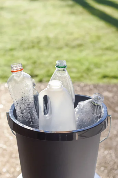 Reciclaje de plástico, botellas y recipientes de plástico del hogar —  Fotos de Stock