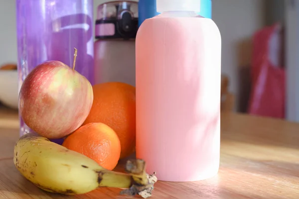 Grupa butelek z wodą i zdrowe przekąski owocowe dla rodziny na — Zdjęcie stockowe