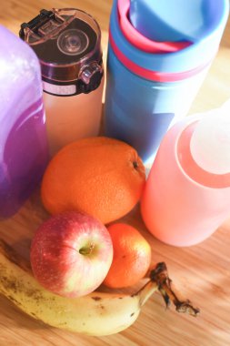 Aile için bir grup su şişesi ve sağlıklı meyve atıştırmalığı.