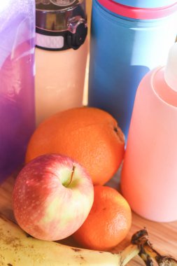 Aile için bir grup su şişesi ve sağlıklı meyve atıştırmalığı.