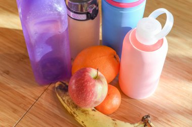 Aile için bir grup su şişesi ve sağlıklı meyve atıştırmalığı.