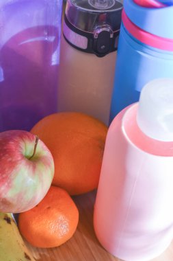 Aile için bir grup su şişesi ve sağlıklı meyve atıştırmalığı.