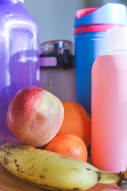 Aile için bir grup su şişesi ve sağlıklı meyve atıştırmalığı.