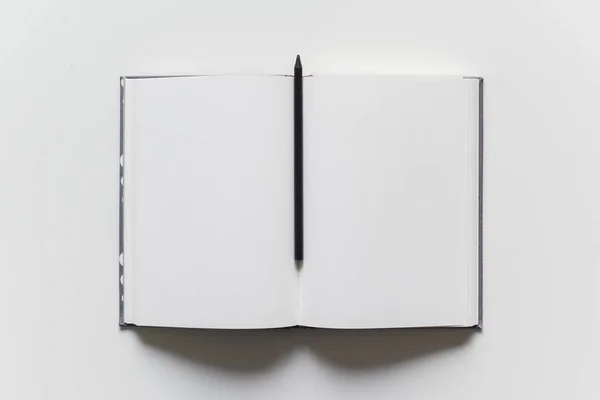 Empty blank white page in a paper note book with pencil for writ — Stockfoto