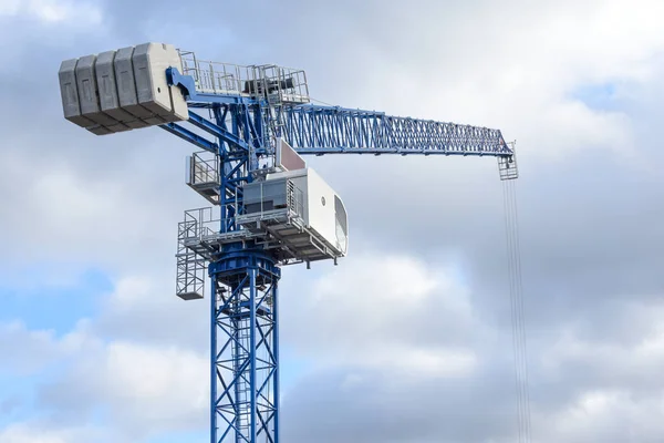Gran grúa azul en una obra de construcción en un desarrollo comercial — Foto de Stock