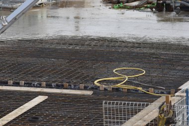 Demiri betonla güçlendirmek için çimento dökülüyor.