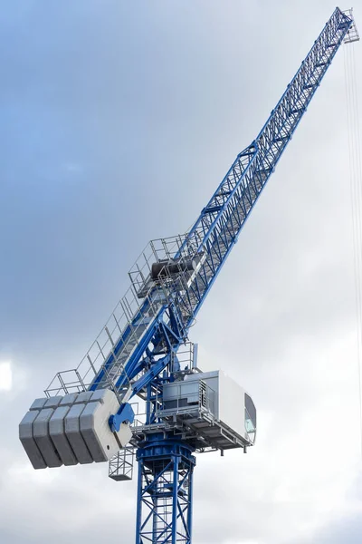 Gran grúa azul en una obra de construcción en un desarrollo comercial — Foto de Stock