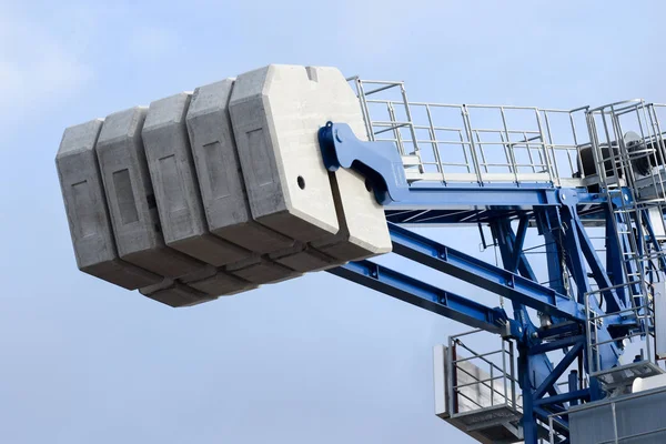 Gran grúa azul en una obra de construcción en un desarrollo comercial — Foto de Stock