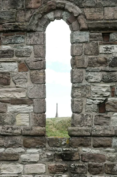 Dettaglio architettonico di arco in pietra in un antico rudere con un vie — Foto Stock