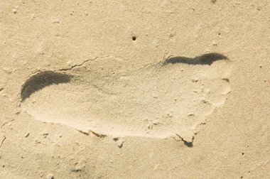 Yaz tatili boyunca tropik bir tatilde kumdaki ayak izleri...