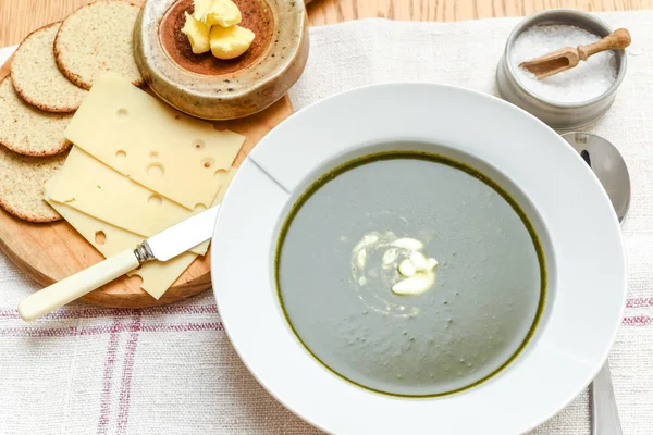 Tigela de sopa de espinafre com um redemoinho de creme de entrada de alimentos saudáveis — Fotografia de Stock