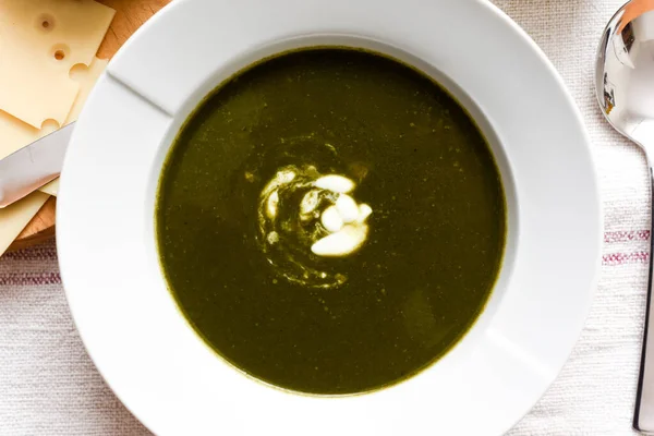 Bowl of spinach soup with a swirl of cream healthy food starter — Stockfoto