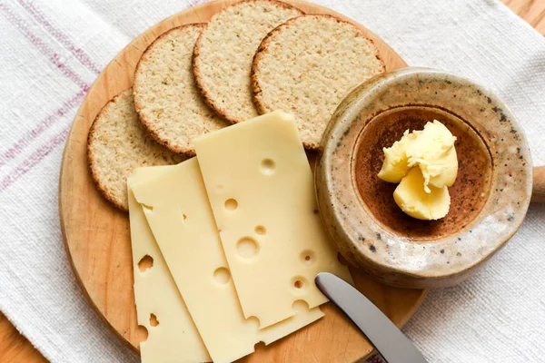 Сыр и печенье закуска из овсяных тортов с маслом и эмментальным — стоковое фото