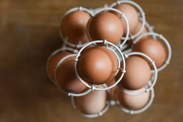 Свіжі органічні яйця вільного діапазону в стійці на дерев'яному фоні — стокове фото