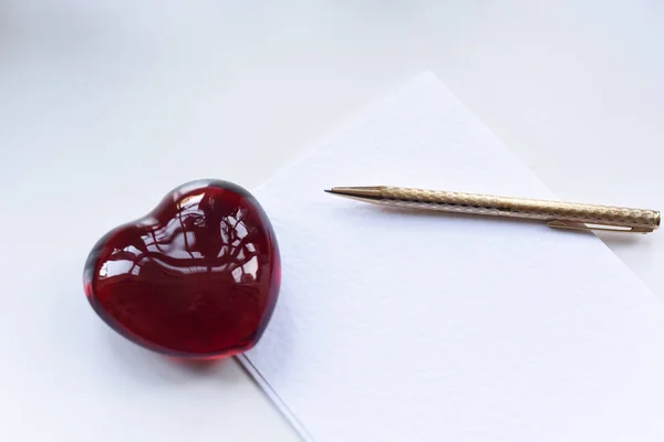 Miłość serce papier waga i pióro z papieru do pisania valenti — Zdjęcie stockowe