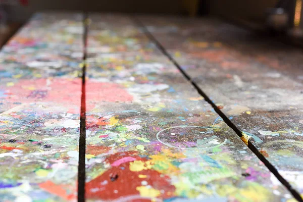 Artists workshop or studio bench covered with splattered paint b — Stock Photo, Image
