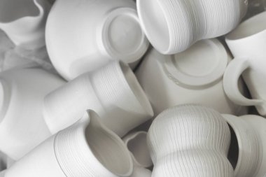 Beyaz el atölyedeki bir yığın seramik çömlek yaptı.