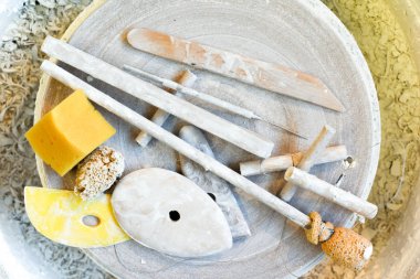 Bir atölyede sanat ve heykel yapmak için çömlek ve seramik araçları