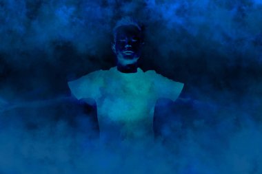 Mavi bulut veya suda süzülürken gözleri kapalı meditasyon yapan bir adam. Görüntü Klasik Mavi Renkli