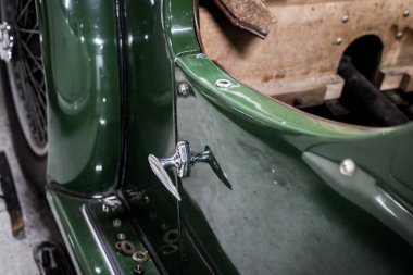 Atölyede klasik araba orijinal haline getiriliyor