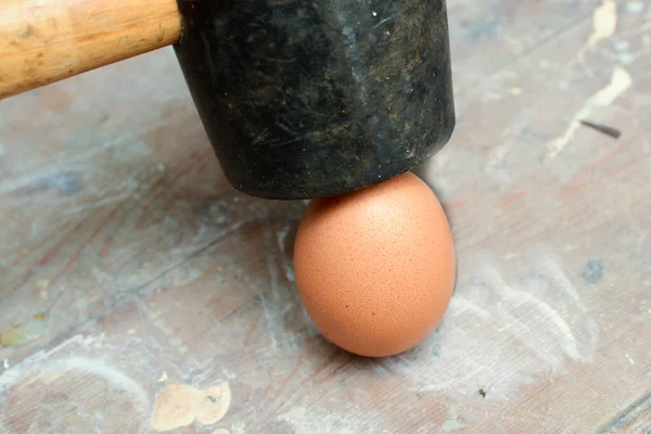 Яйце Розбивається Або Тріскається Молотком — стокове фото