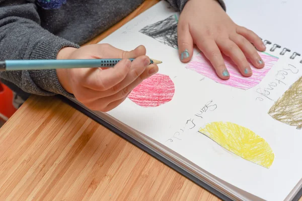 Evde Çocuk Eğitimi Okul Öncesi Çocuk Şekilleri Yazısını Öğreniyor — Stok fotoğraf