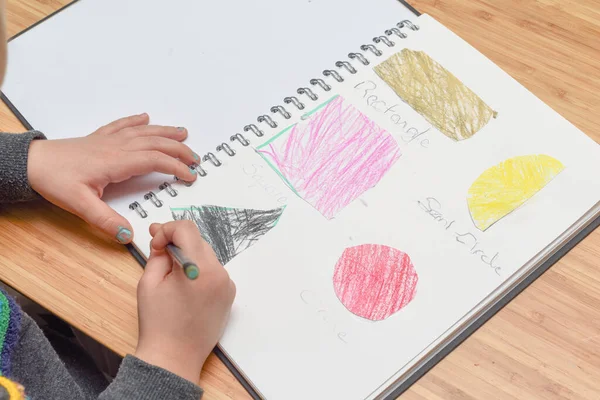 孩子在家里学习 学龄前儿童学习形状和手写体 — 图库照片