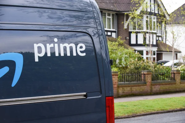 St. Albans, İngiltere - 17 Nisan 2020. Amazon Prime dağıtım aracı. Logolu minibüs bir yerleşim yerine teslimat yapıyor.