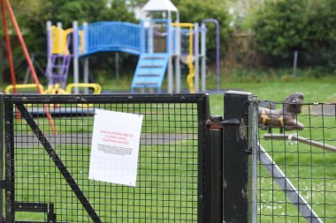 Covid 19 virüsünün muhtemel enfeksiyonundan dolayı kapalı park ve oyun alanını imzalayın.