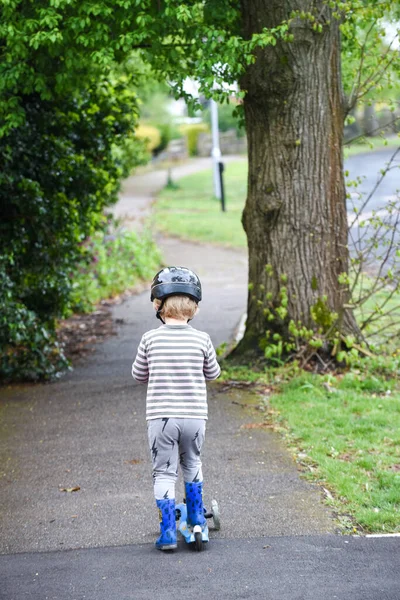 Criança Jovem Que Monta Longe Uma Scooter Caminho Dia Ensolarado — Fotografia de Stock