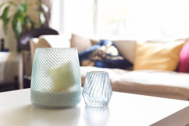 Evdeki sehpanın içinde mum tutacağı nesneleri var.