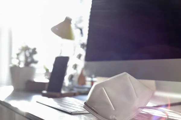 Home Office Mit Gesichtsmaske Die Die Arbeit Von Hause Zeiten — Stockfoto