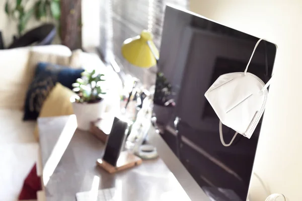 İzolasyon ve sosyal uzaklık döneminde yüz maskeli ev ofisi çalışmalarını temsil ediyor