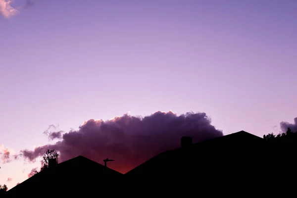 Casas Uma Rua Suburbana Silhueta Céu Tarde — Fotografia de Stock