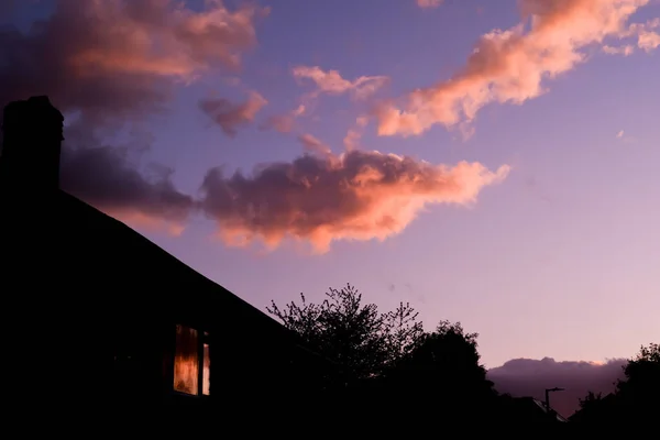 Casas Uma Rua Suburbana Silhueta Céu Tarde — Fotografia de Stock