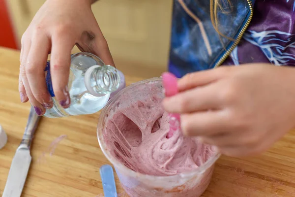 Bambini Divertono Imparare Casa Facendo Bava Esperimento Scienza Creativa — Foto Stock