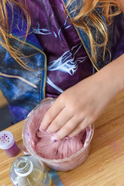在一项创造性的科学实验中 孩子们在家里学习做黏液很开心 — 图库照片