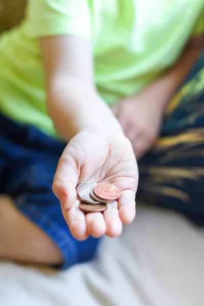 Enfant Tenant Argent Main Espèces Est Pièces Monnaie Royaume Uni — Photo