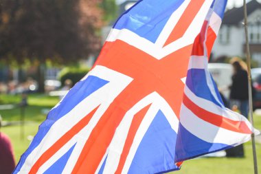 Mayıs 2020 'deki sosyal uzaklık sokak partisinde Zafer Günü' nün önünde bayrak sallanıyor.