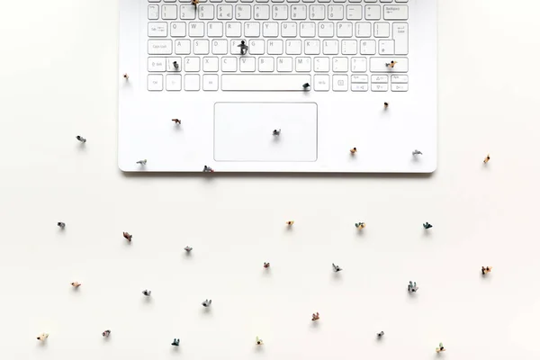 Люди Идущие Компьютерной Клавиатуре Концепции Показать Онлайн Рынок Бизнеса — стоковое фото