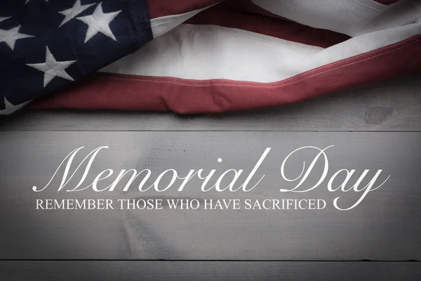 The flag of the United Sates on a grey plank background with memorial day — Stock Photo, Image