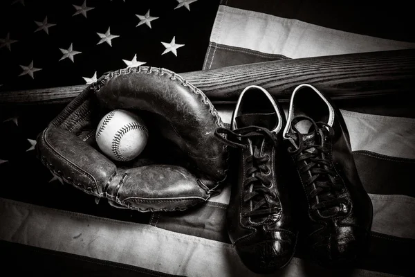 Vintage baseball gear on a American flag background — Stock Photo, Image