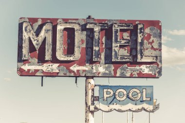 Bir harap, vintage motel işaret Arizona Çölü